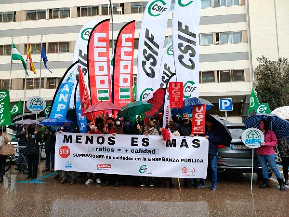 Sindicatos se concentran por la reducción de ratios y contra la pérdida de unidades en la enseñanza pública