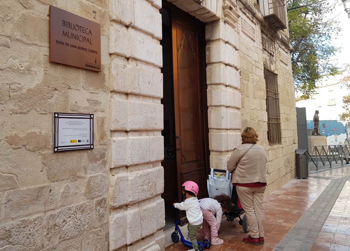 "Biblioteca de Lucena organiza juego cultural 'Paseando por Lucena' con premios especiales"
