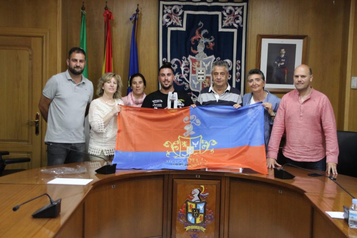 Reconocimiento institucional al piloto hinojoseño Javi Maya López