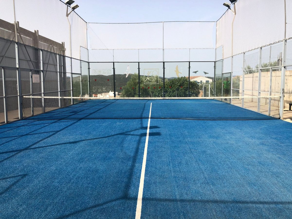 Reparaciones en la pista de padel municipal de Villaharta