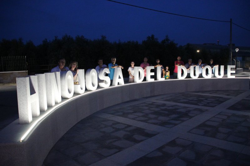 Cartel Hinojosa del Duqe: Se inauguran letras de granito para la eternidad