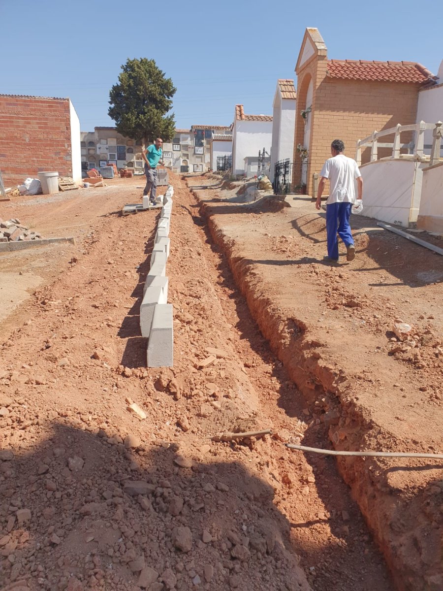 El Ayuntamiento de Peñarroya-Pueblonuevo inicia la construcción del acerado del Cementerio Francés