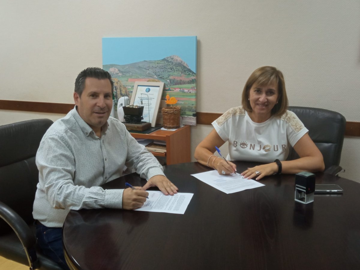 Firmado el contrato para el arreglo de los callejones traseros de la calle santa elisa