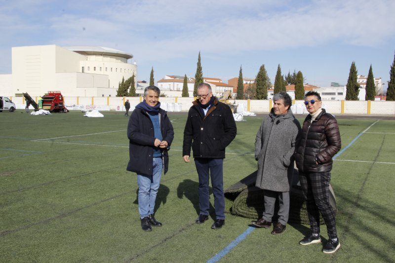 Hinojosa del Duque comienza a renovar el césped artificial del Campo de Fútbol Municipal
