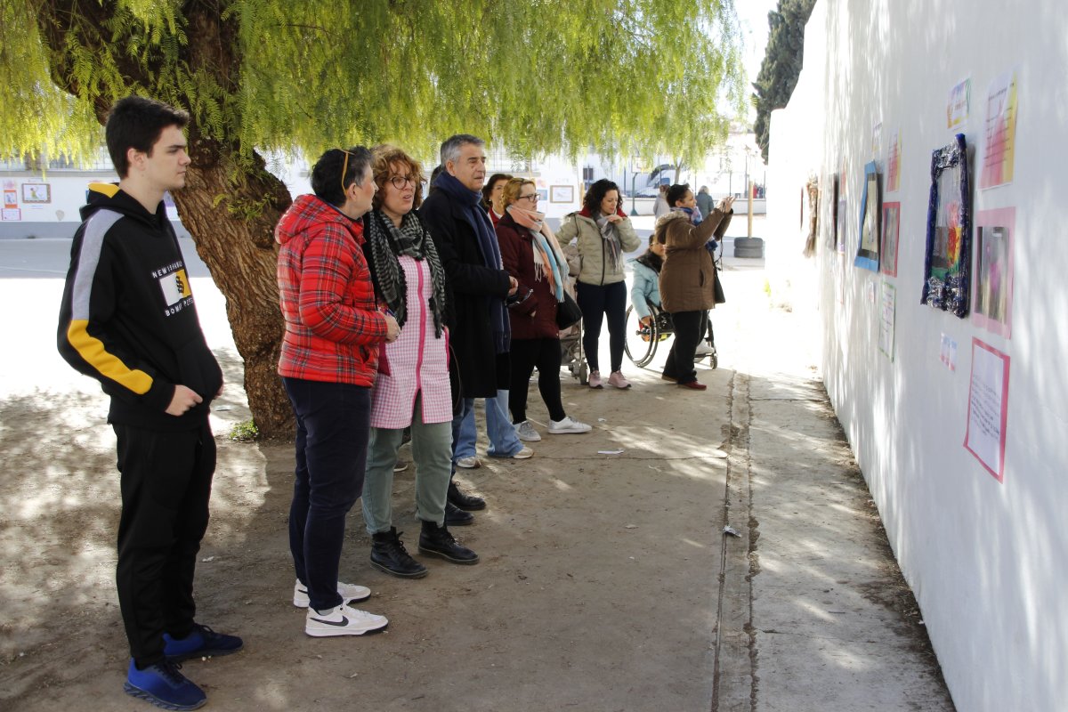 Inaugurado en el CEIP Maestro Jurado la Exposición ‘Un mundo en guerra y conflictos – La mirada de nuestros niños y Banski’