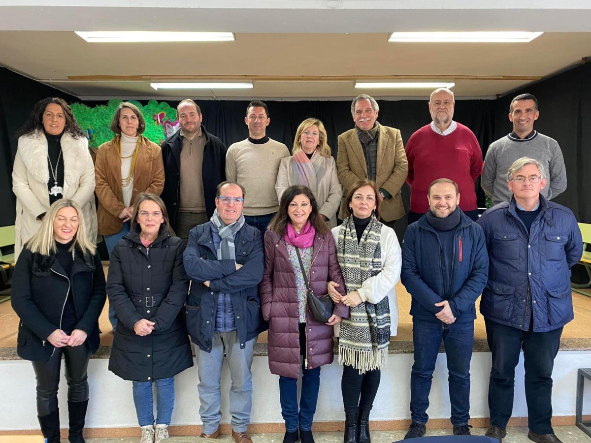 La teniente de alcalde del Ayuntamiento de Hinojosa del Duque, María Antonia Ramírez, mantuvo ayer un encuentro en nuestro municipio con el delegado de Educación y FP de la Junta de Andalucía en Córdoba, José Francisco Viso.