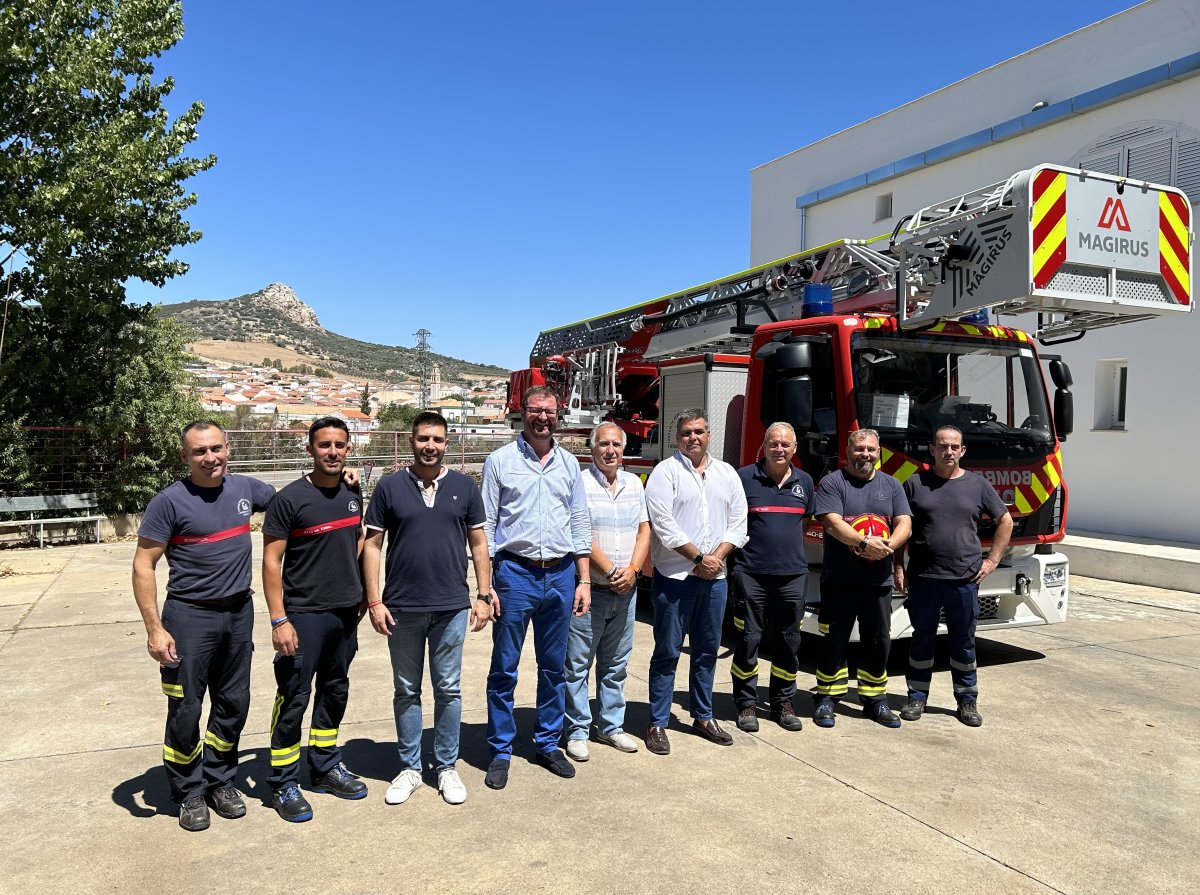 Inversión de 700.000 euros trae un vehículo autoescala innovador para el parque comarcal de bomberos de Peñarroya-Pueblonuevo.