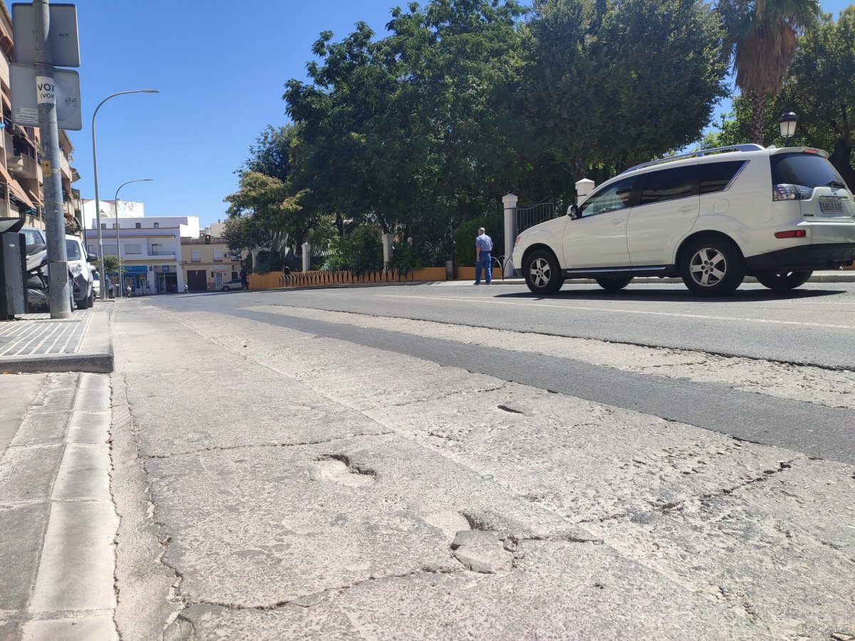 El Ayuntamiento de Lucena amplía la red de saneamiento en la calle Federico García Lorca por 109.580 euros.