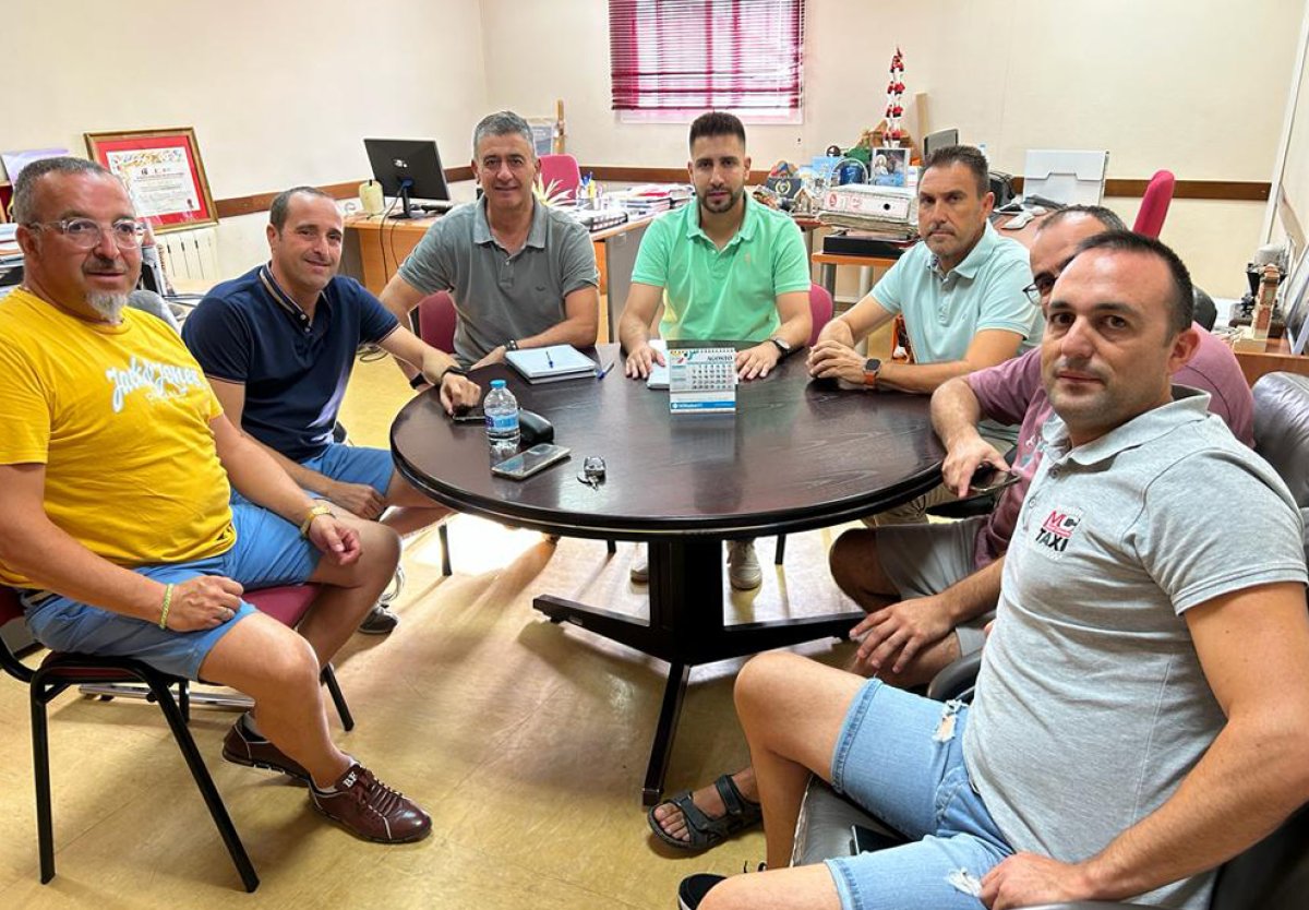 Ayuntamiento de Peñarroya-Pueblonuevo se compromete a regular el servicio de taxi y establecer un servicio 24 horas
