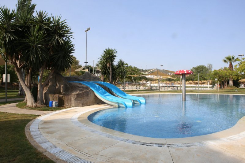 Aumenta la afluencia de bañistas en las piscinas municipales de Lucena y Jauja.