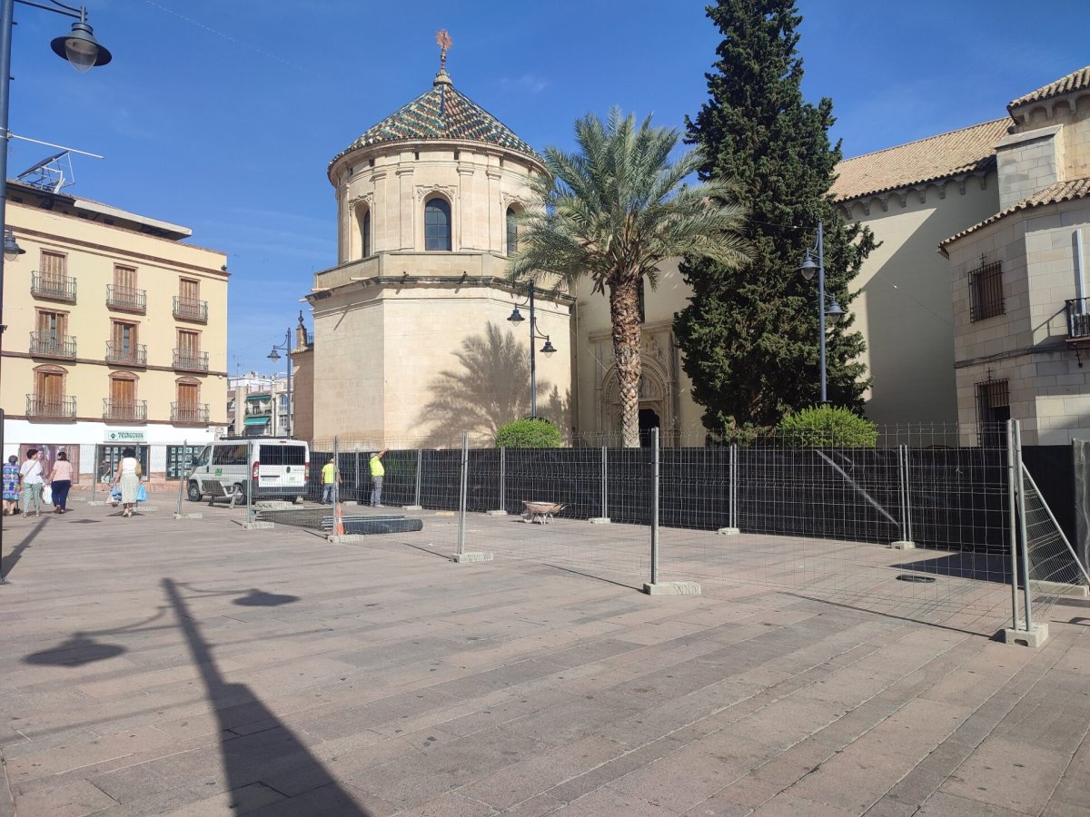 "Lucena se renueva: Ayuntamiento local instala dos nuevos parterres en la Plaza San Miguel"