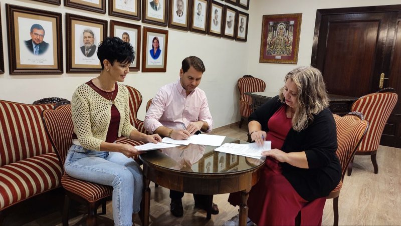 El alcalde de Cabra y la asociación 'La Armada Felina' se unen para cuidar a los gatos abandonados.