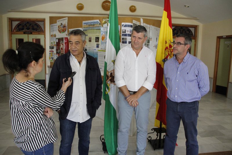 Reunión en IFAPA Hinojosa del Duque para discutir su futuro y relevancia en la comarca