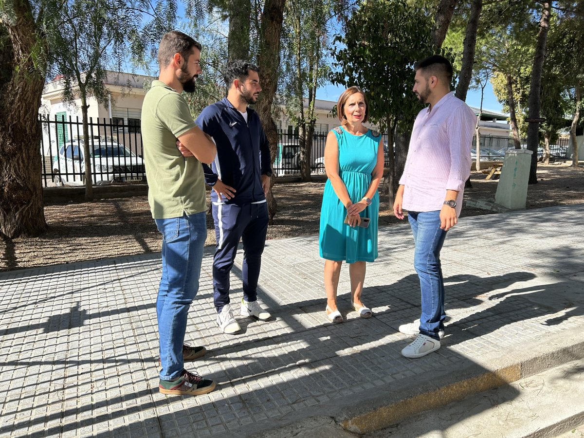 Alcalde de Peñarroya-Pueblonuevo supervisa obras de mejora en el CEIP Eladio León.