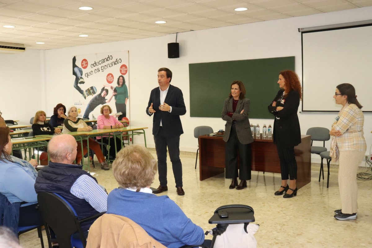 El Centro Intergeneracional de la UCO en Lucena inicia curso con un aumento del 30% de estudiantes.