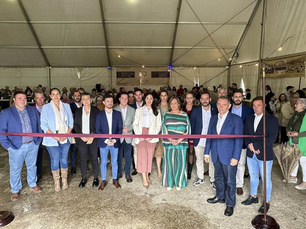 La X Feria del Lechón Ibérico de Cardeña vuelve a ofrecer al visitante lo mejor de su gastronomía, siendo un referente destacado del sector a nivel provincial