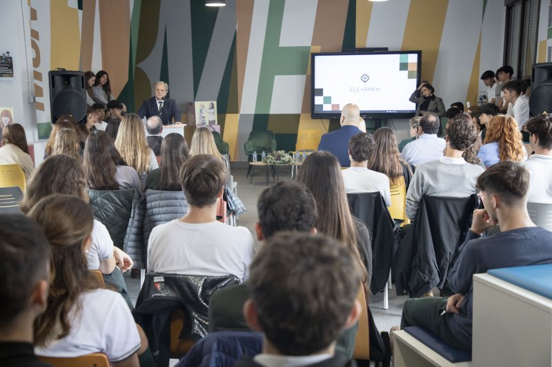 El presidente de la Diputación de Córdoba destaca la importancia de fomentar el emprendimiento en los jóvenes cordobeses.