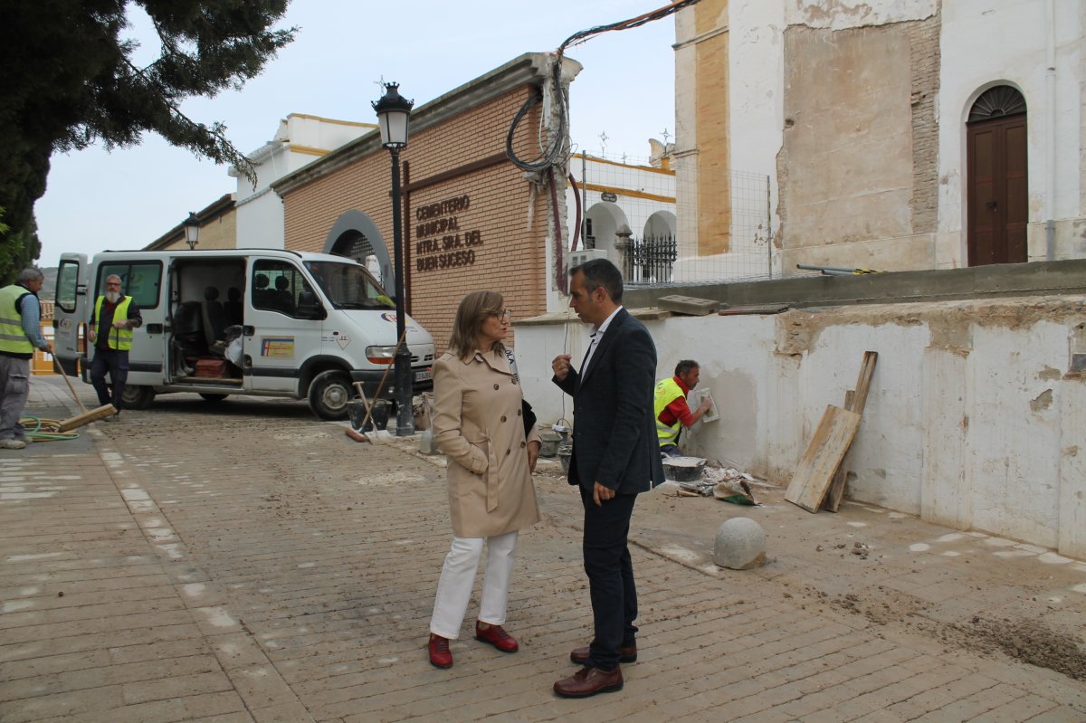 Reconstrucción del muro del cementerio de Baena revela graves daños en la fachada y pérdida de agua de 3.000 litros diarios