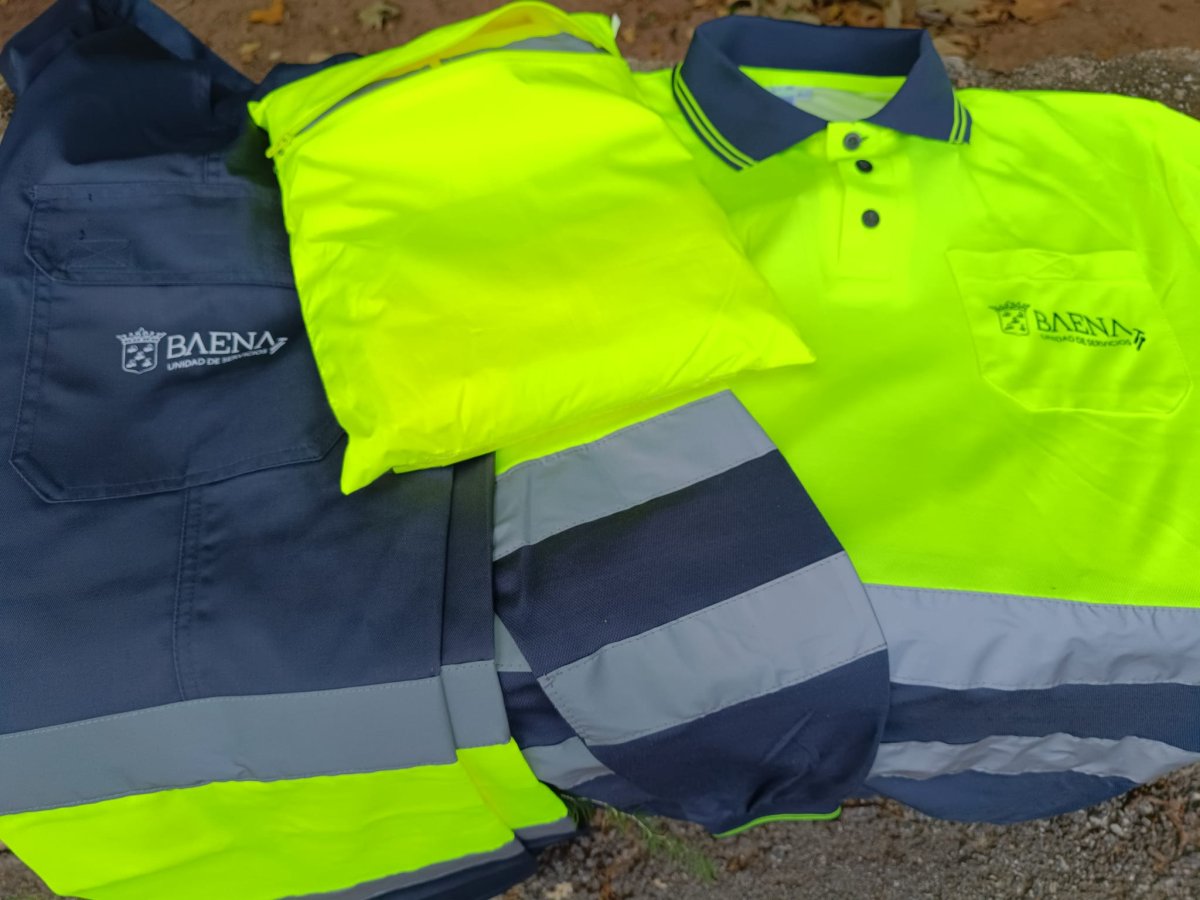 El Ayuntamiento de Baena provee de equipos de protección y vestuario laboral a su personal de servicios.