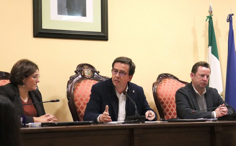 Ayuntamiento de Lucena aprueba creación de mesa de trabajo de barrios y respalda diversas propuestas para mejorar la ciudad.