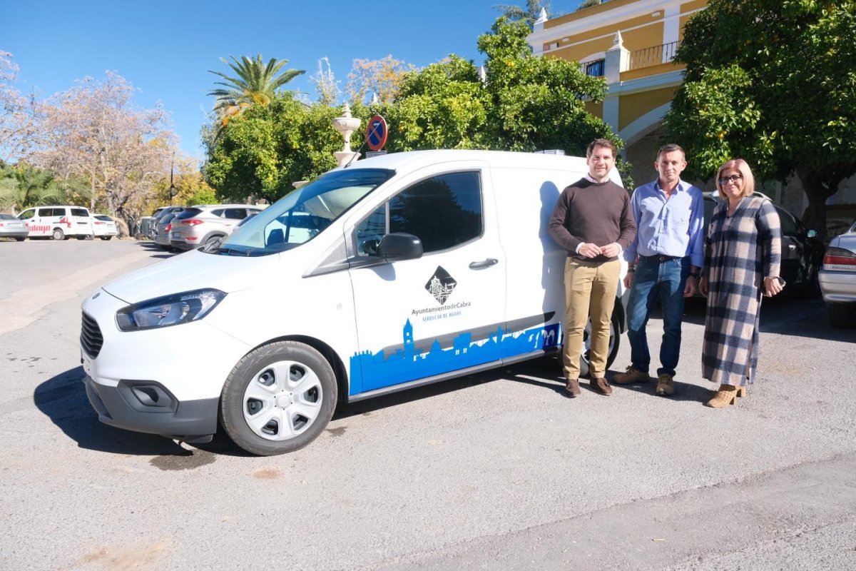El Ayuntamiento de Cabra invierte en mejorar el servicio de aguas con la adquisición de un nuevo vehículo.
