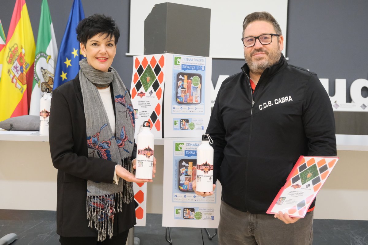 El Ayuntamiento de Cabra promueve el uso de botellas reutilizables en el Club Deportivo Baloncesto Cabra para reducir residuos.