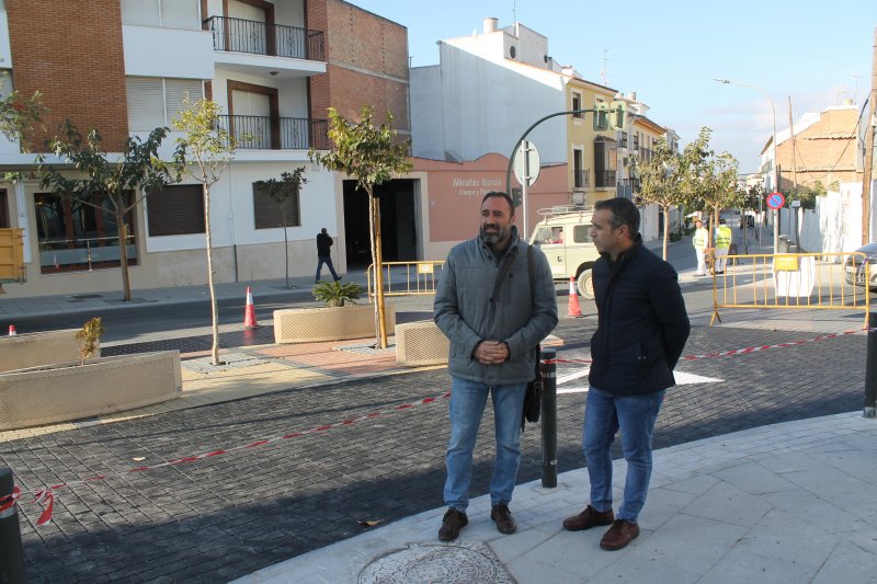 Finalizan las obras de mejora del cruce de Rey Fernando con avenida de Castro del Río en Baena para solucionar problemas de tráfico.