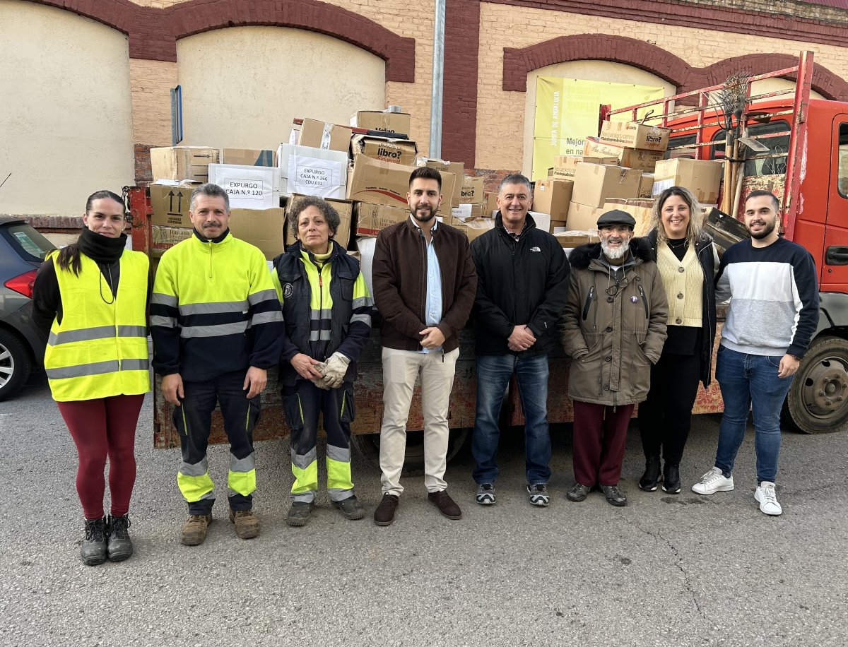 El Ayuntamiento de Peñarroya-Pueblonuevo dona más de 3.600 libros a campamentos de refugiados saharauis.