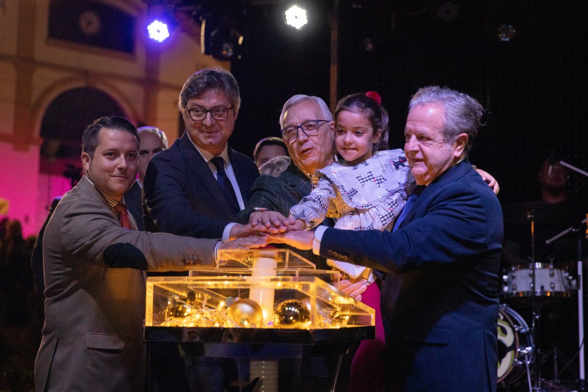 El presidente de la Diputación de Córdoba inaugura el alumbrado navideño en Puente Genil