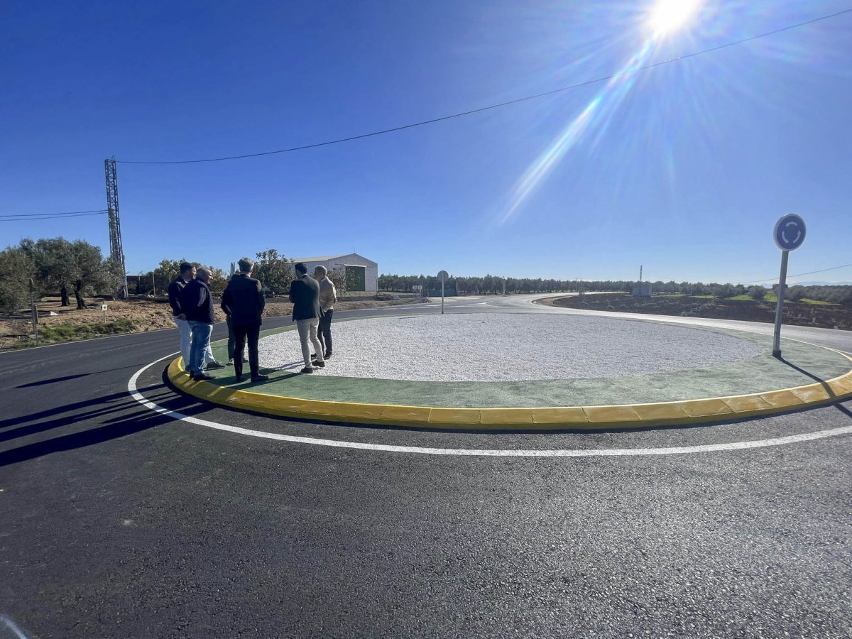 La Diputación de Córdoba invierte en una nueva glorieta para mejorar la seguridad vial en San Sebastián de los Ballesteros.