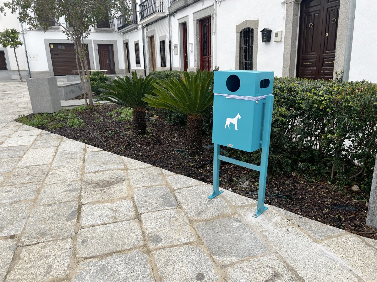 "Villanueva del Duque instala papeleras caninas para fomentar la limpieza del municipio"