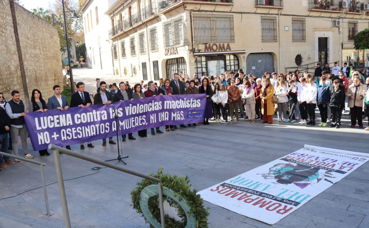 Lucena se une contra la violencia de género con un emotivo acto de repulsa.