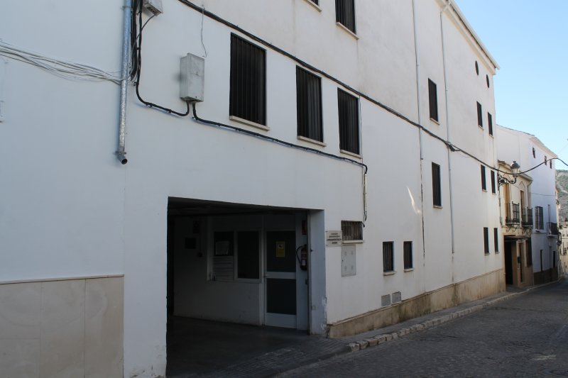 Ayuntamiento de Baena refuerza la seguridad del aparcamiento de la calle Alta tras actos de vandalismo y robos.