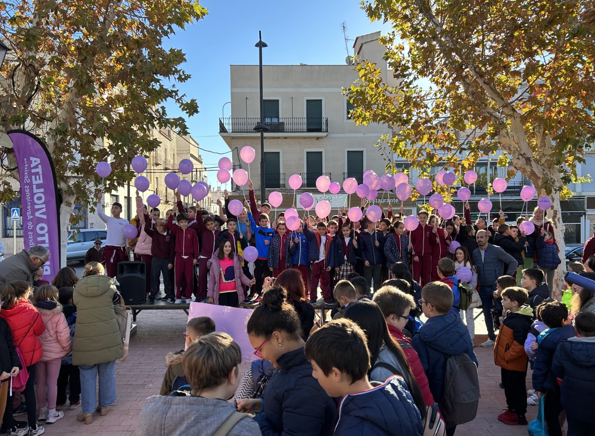 Cientos de estudiantes se unen en Peñarroya-Pueblonuevo para conmemorar el Día Internacional contra la Violencia hacia las mujeres.