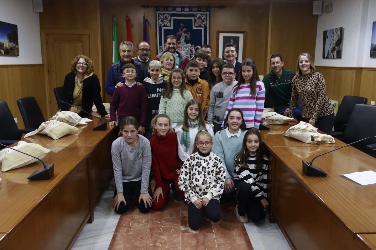 Con motivo de la próxima celebración del Día de la Constitución, el Ayuntamiento de Hinojosa del Duque ha acogido esta tarde el Pleno Infantil, con la participación de alumnos y alumnas del CEIP Maestro Jurado y el CEIP Inmaculada.