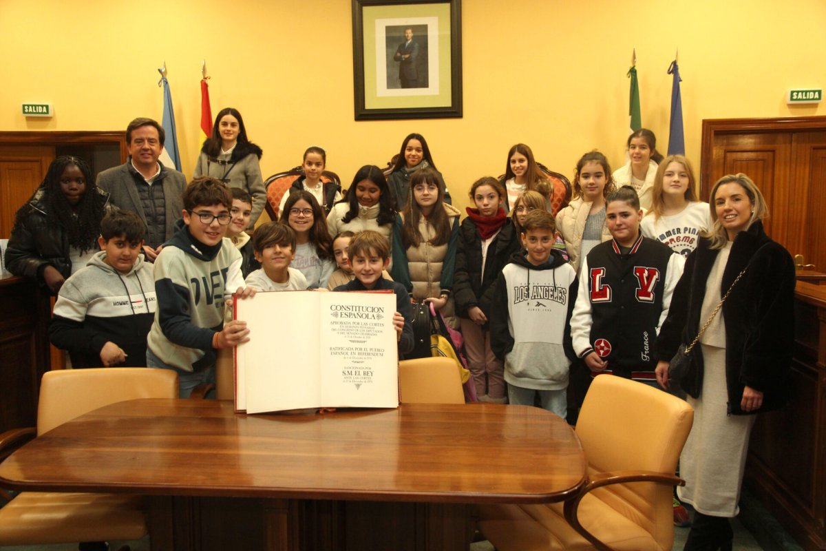 Instalan mástil de 14 metros en Lucena para izar la primera bandera nacional de grandes dimensiones en la ciudad.