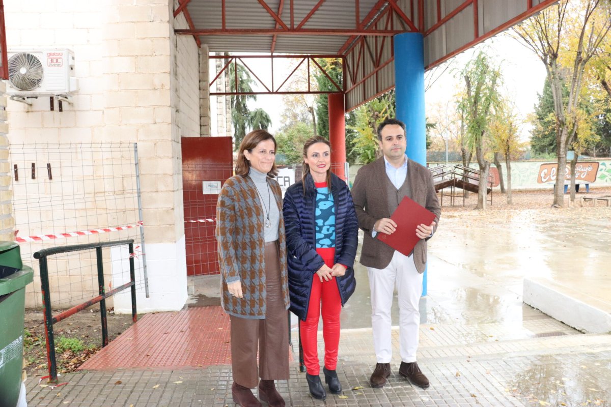 Comienza remodelación del gimnasio del CEIP El Prado en Lucena como parte de inversiones municipales en centros educativos.