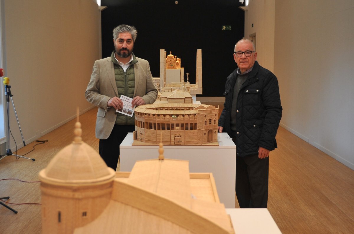 José Muñoz Aguilar presenta su exposición "Lucena en miniatura" en el Palacio de los Condes de Santa Ana.
