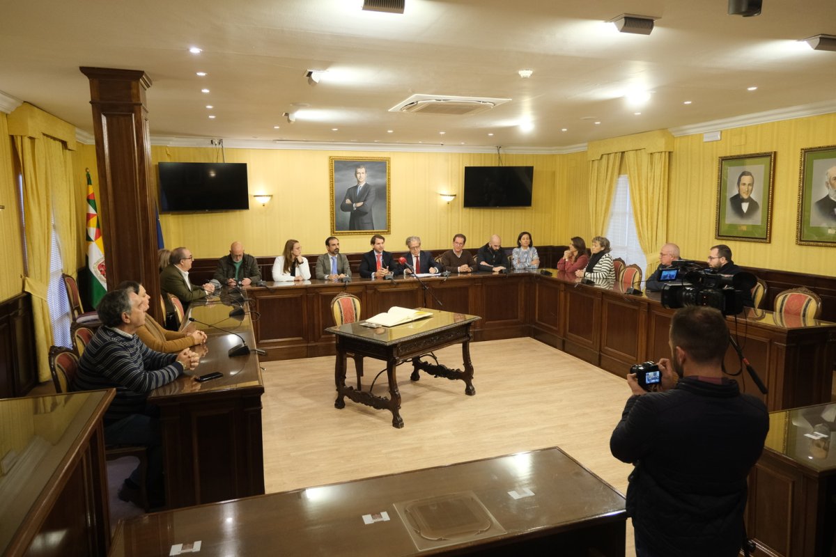 Diputación de Córdoba se compromete a mejorar carreteras, formación y conmemoración de Juan Valera