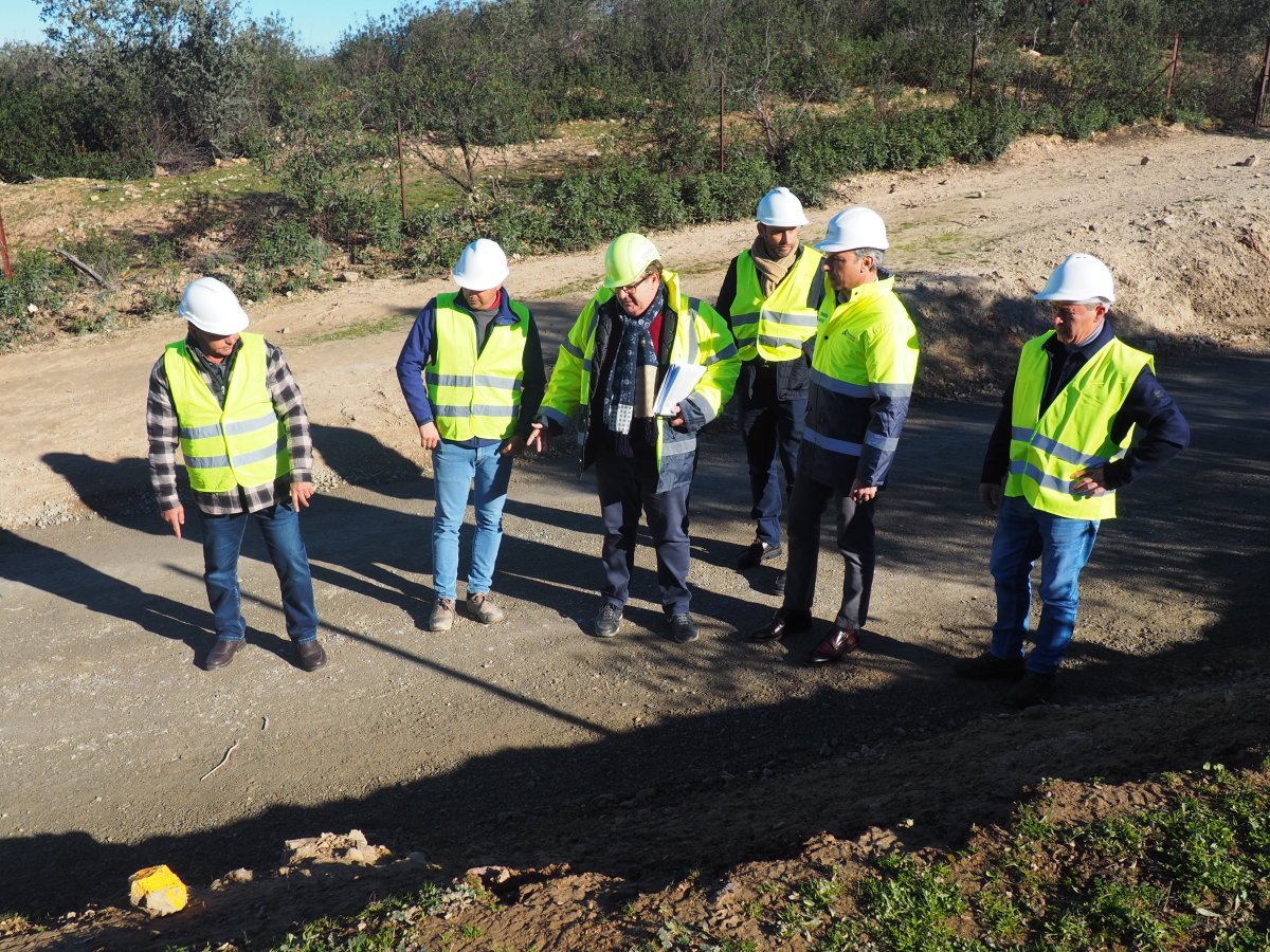 Mejoras en el camino 'Alto de Adamuz' para garantizar la seguridad vial y el acceso a fincas en Obejo