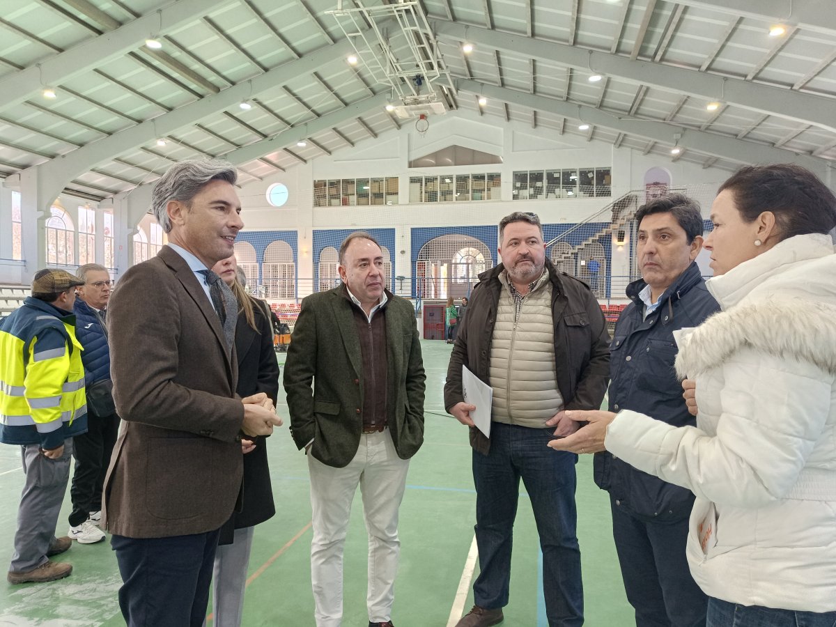 Entregada obra de mejora y sustitución de cubierta en polideportivo de Villa del Río