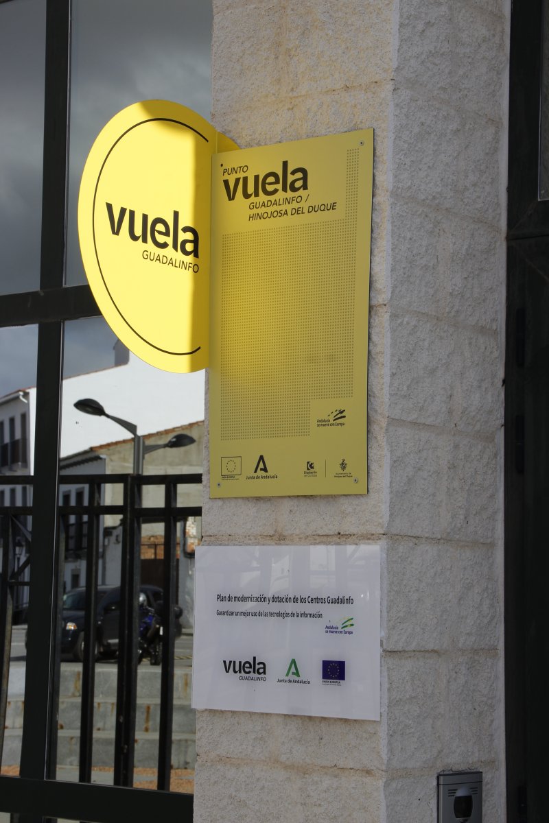 Centro Vuela Guadalinfo ofrece talleres, apoyo tecnológico y asistencia para trámites a personas mayores.