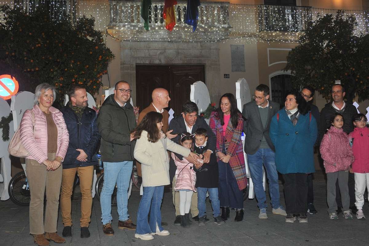 "Inauguración del alumbrado navideño en Montilla llena de magia la plaza del Ayuntamiento"