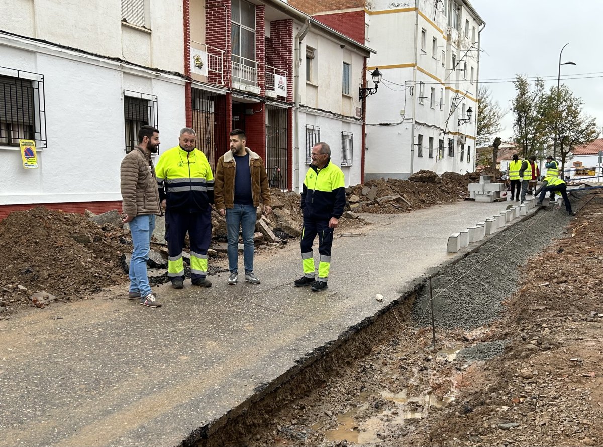 Comienza la remodelación de la calle Fiesta para mejorar la infraestructura de Peñarroya-Pueblonuevo.