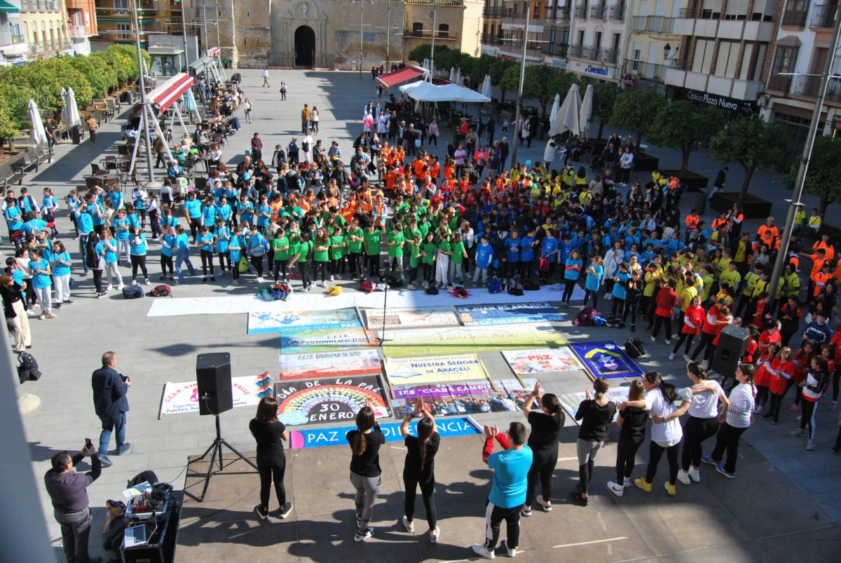 Estudiantes de Lucena, Jauja y las Navas se unen en una yincana cultural por la paz y la convivencia.