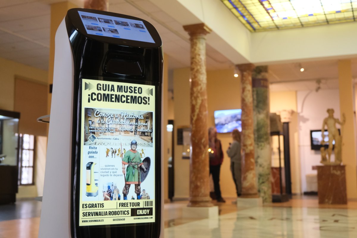 "El Museo Arqueológico de Cabra se convierte en pionero al incorporar un robot guía para acompañar a los visitantes"