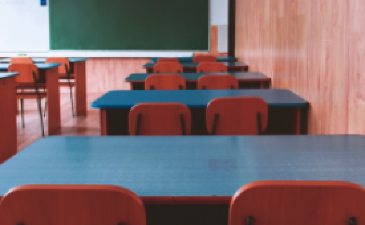 El Ayuntamiento de Cabra y la Junta de Andalucía impulsan el programa 'Todos al cole' para reducir el absentismo escolar e integrar a estudiantes inmigrantes.