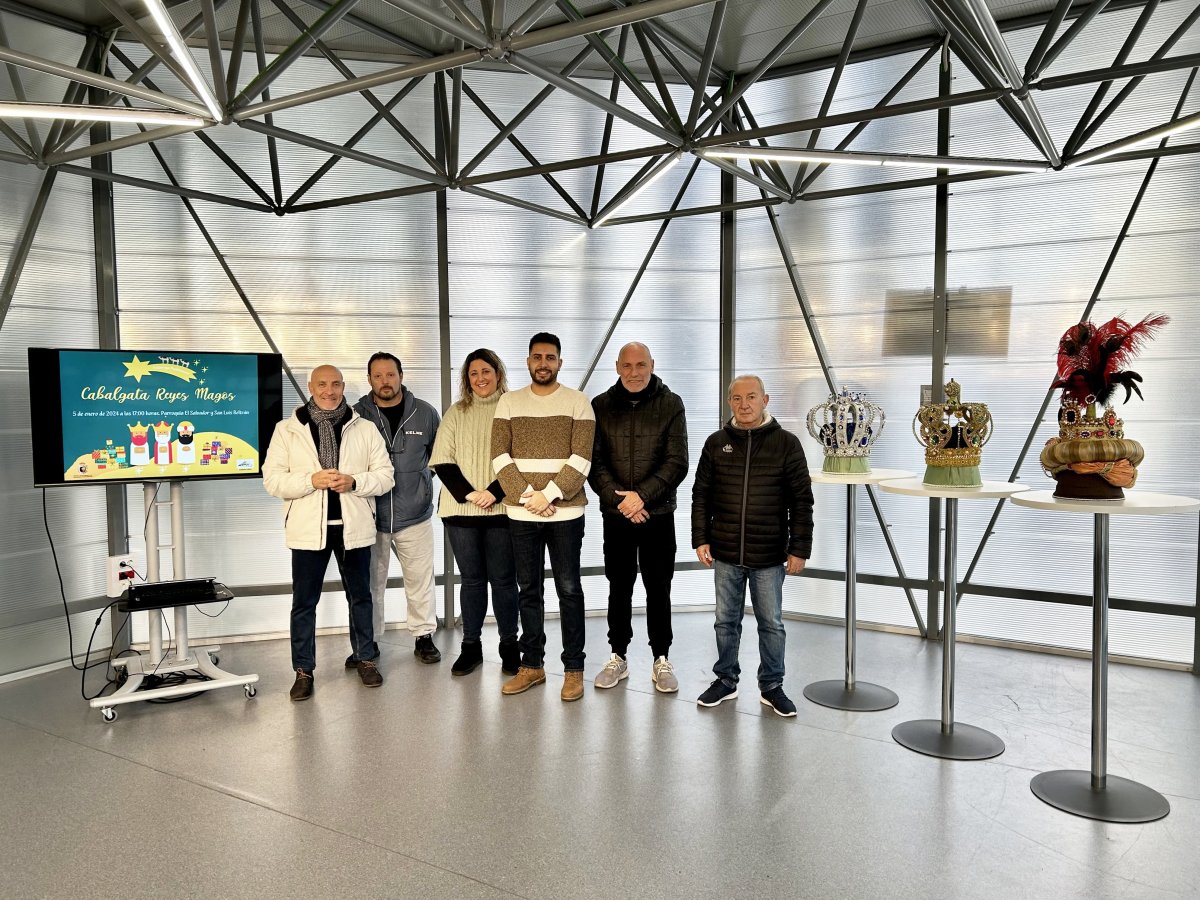 La Cabalgata de Reyes de Peñarroya-Pueblonuevo repartirá 1.000 kilos de caramelos y regalos en su desfile navideño