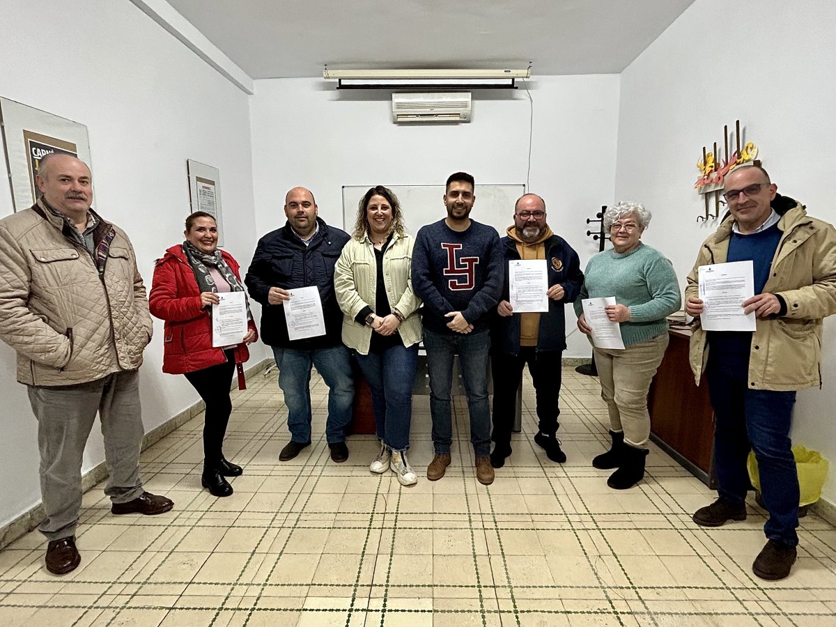 El Ayuntamiento de Peñarroya-Pueblonuevo firma acuerdos de colaboración con hermandades para potenciar la Semana Santa 2024