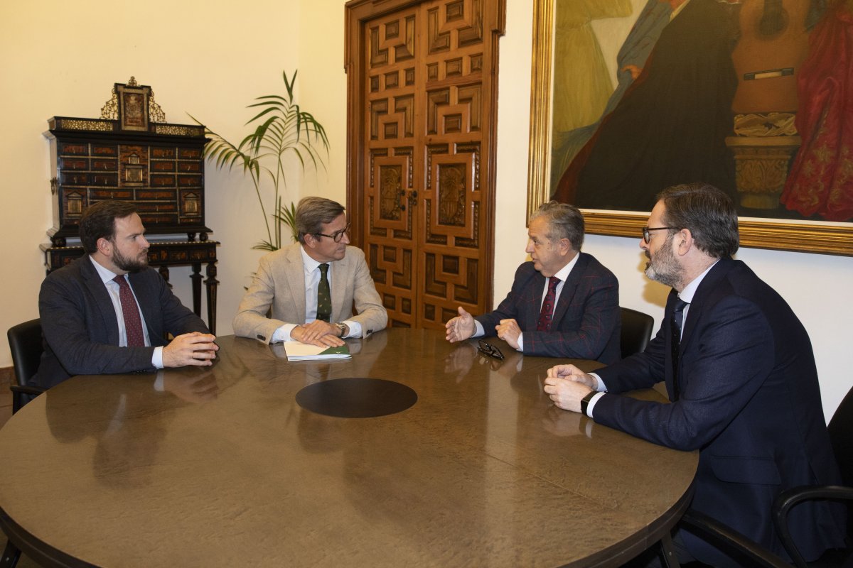 Consejero de Industria visita Córdoba para abordar el déficit de energía en la zona norte